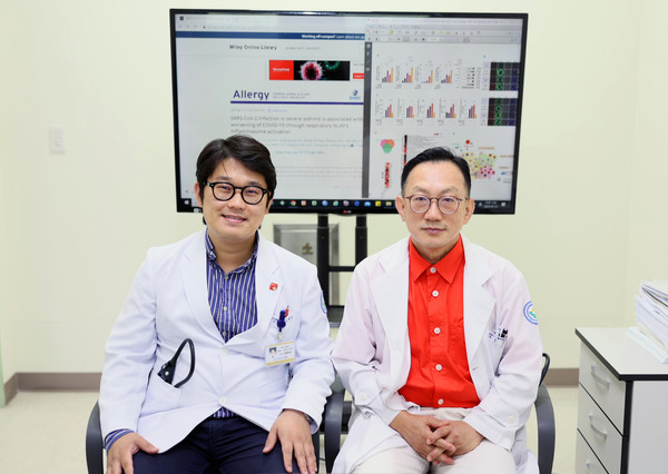 왼쪽부터 전북대학교병원 호흡기알레르기내과 이용철교수, 정재석 교수
