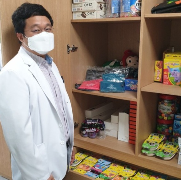 진료실 한쪽 수납장에는 강윤구 교수가 어린이 환자들에게 나눠주고 있는 선물들이 가득 채워져 있다.