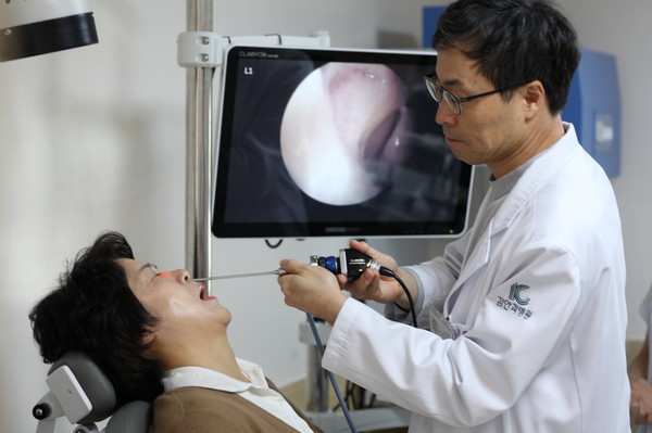 김안과병원 장재우 원장이 누도 내시경으로 환자의 코눈물길의 협착, 폐쇄 정도를 검사하고 있다