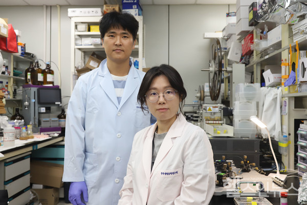 왼쪽부터 한국생명공학연구원 감염병연구센터 권오석 박사, 서성은 연구원  / 한국생명공학연구원 
