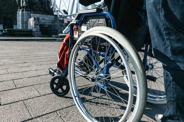 암·희귀질환 등 중증질환을 앓는 환자들 가운데 의료사각 지대에 서서 신음하는 이들이 적지 않다. 생명과학 기술의 발달로 질병의 고통에서 벗어날 수 있는 신약이 나와 있다고 해도 어둠은 걷히지 않는다. 제도적, 경제적 이유로 신약을 사용할 수 없어 여전히 고통 속에 머무는 환자들이 허다한 게 현실이다. 사진=게티이미지