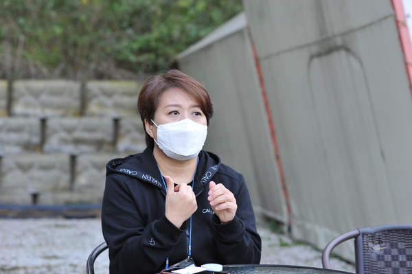 수포성표피박리증환우회 김영주 회장이 코리아헬스로그와의 인터뷰에서 딸 권새론 양이 앓고 있는 수포성표피박리증에 대해 설명하고 있다. 