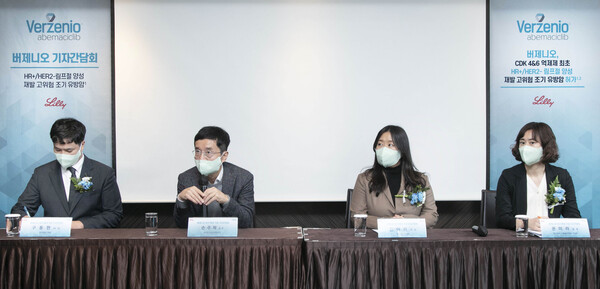 세브란스병원 종양내과 손주혁 교수가 한국릴리 버제니오 재발 고위험 조기 유방암 적응증 허가 기념 기자간담회에서 질의 응답에 답변하고 있다.