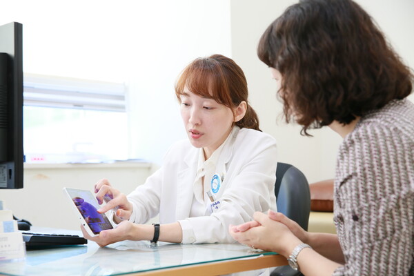 중앙대병원 디지털암센터 김희준(혈액종양내과) 교수가 CAMA 시연을 하고 있다.