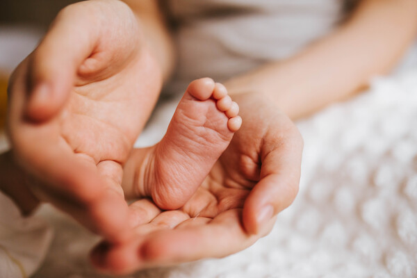 갓 태어난 아이의 엄지발가락을 살펴야 할 이유가 있다. 근육이 뼈로 바뀌는 희귀질환 '진행성골화섬유형성이상(FOP)'을 조기 진단할 수 있는 방법이 그것이기 때문이다. 사진=게티이미지 제공