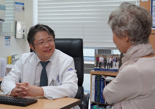 연세사랑병원 정성훈 원장이 어깨통증으로 내원한 환자를 진료하고 있다.