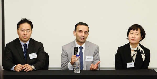 안텐진제약 '엑스포비오 미디어 라운드 테이블'에 참석한 이동열 상무(사진 왼쪽), 미국 마운트 시나이 아이칸 의과대학 의학부 아자이 차리 교수, 김민영 대표.