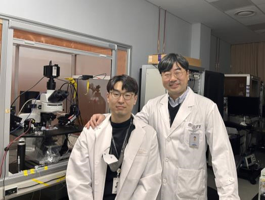 왼쪽부터 김용석 KBRI 학생연구원, 라종철 KBRI 책임연구원 / KBRI