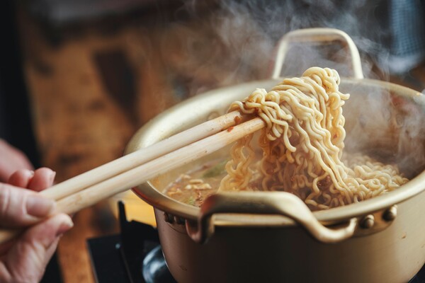 아이가 음식을 먹거나 울고나서 갑자기 주저 앉거나 힘이 빠지는 증상이 있으면 의심해볼 질환이 있다. 대표적으로 뜨거운 라면을 후후 불어서 먹다가 다른 아이들과 다르게 힘들어 하는 증상이 보이면 뇌혈관이 막히는 희귀질환인 모야모야병을 의심해봐야 하는 것이다. 사진=게티이미지 제공