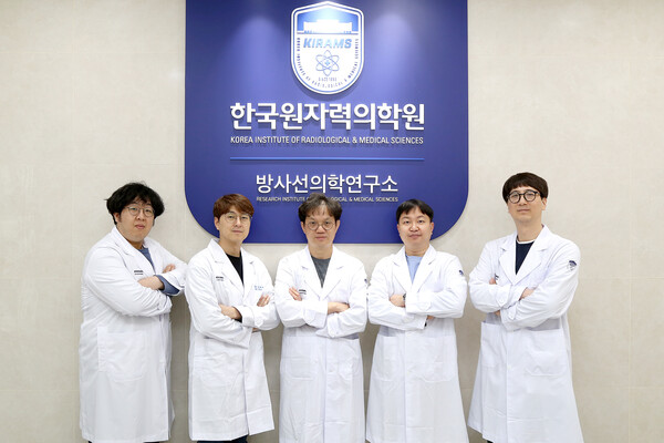 왼쪽부터 방사선의학연구소 이남훈, 남경록, 최재용, 강경준, 오세종 박사