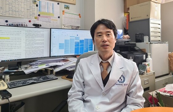 대한내분비학회 이사장에 취임한 아주대병원 내분비대사내과 정윤석 교수는 최근 코리아헬스로그와의 인터뷰에서 눈앞에 치료제를 두고도 돈 때문에 치료를 포기해야 하는 희귀질환자들을 위해 학회가 사회공헌재단을 설립해 지원하겠다고 밝혔다.