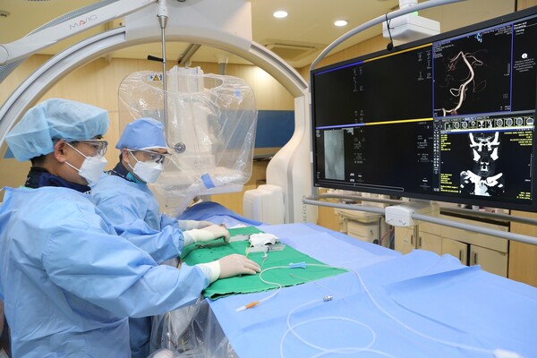 중앙대병원 뇌혈관센터 뇌혈관중재시술 모습