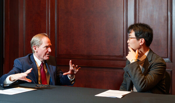 ​​​​(왼쪽부터)마크 제임스 레비스 교수와 신동엽 교수