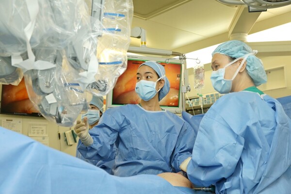 서울아산병원 산부인과 이사라 교수(왼쪽)가 천골질고정 로봇수술을 하고 있다. 사진=서울아산병원 제공