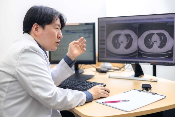 임승택 교수가 CT 사진을 보며 A씨의 상태에 대해 설명하고 있다.