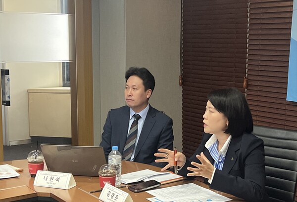 JW중외제약 제품개발부 대외협력팀 나현석 부장(왼쪽), 김경은 바이오전략사업부장. ⓒ청년의사