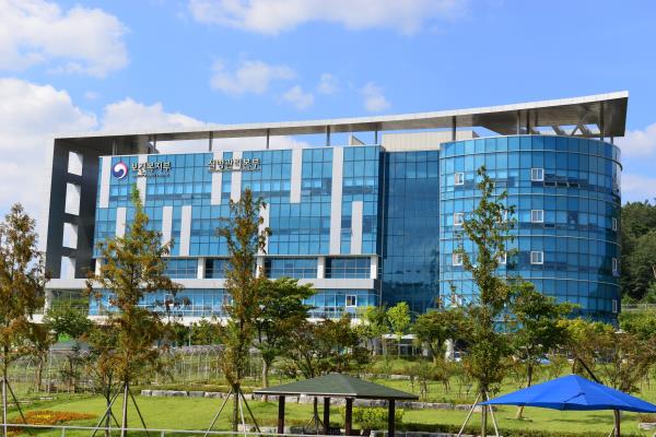 정부가 오늘(23일) 희귀질환 극복의 날을 맞아 2018년 국가관리대상 희귀질환 지정신청 접수 이후 현재까지 미지정된 모든 희귀질환에 대해 일관재심의에 나서는 등 국가관리대상 희귀질환 지정 재심의 범위 확대에 나선다. 