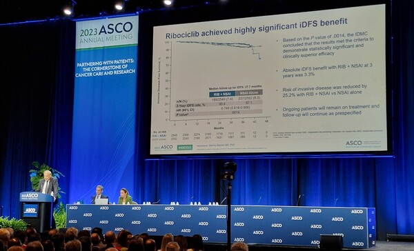 UCLA 존슨 종합 암센터 데니스 J. 슬래먼(Dennis J. Slamon) 박사가 2일(현지시간) 시카고에서 진행된 미국임상종양학회 연례학술대회(ASCO 2023)에서 '키스칼리'의 대규모 3상 임상 NATALEE 연구 결과를 발표하고 있다.