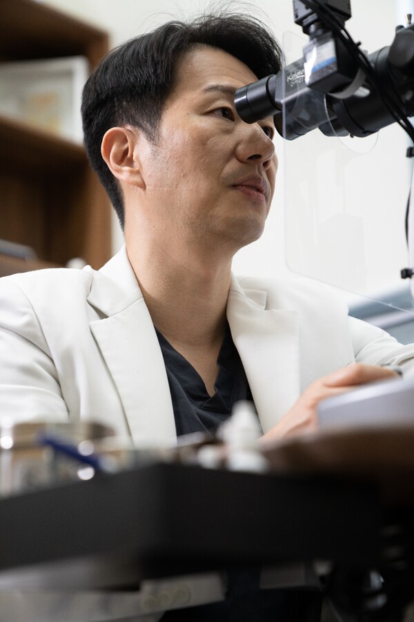 카이안과 권형구 원장이 환자 눈을 살피고 있다.