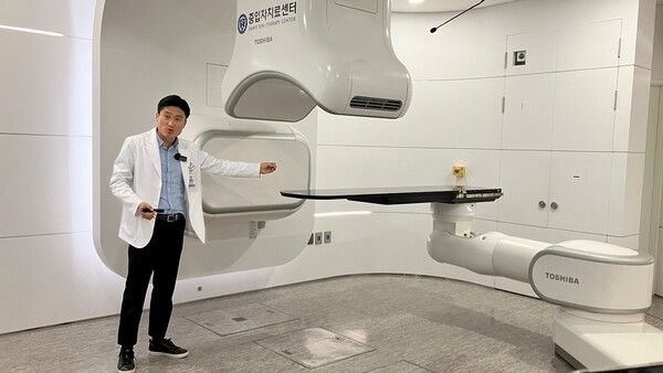 세브란스병원 방사선종양학과 홍채선 교수가 개소식에 앞서 진행된 센터 투어에서 전립선암을 치료하는 고정형 치료기에 대해 설명하고 있다.