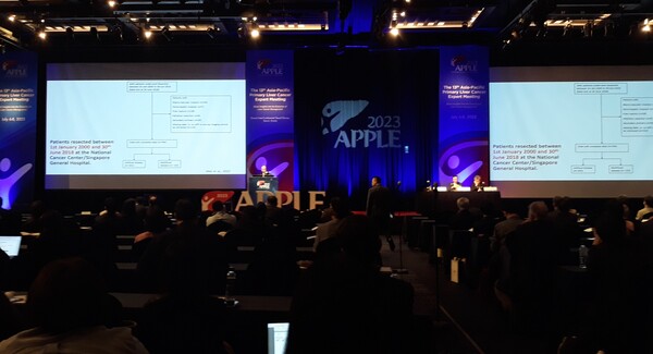 국내 다발암 중 폐암과 더불어 난치암으로 꼽히는 간암 치료 환경이 빠르게 변화되고 있다. 면역항암제가 간암 치료에 도입되면서 여러 치료 조합에 따른 효과가 지속적으로 업데이트되고, 기존 치료를 다른 방식으로 써보고 간암 특성을 면밀히 살피는 간암 의료진과 의학자의 노력으로 앞으로 변화는 더욱 가속화될 것으로 보인다. 