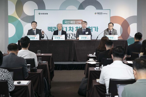 ​사진 왼쪽부터 유한양행 김열홍 사장, 조욱제 대표이사, 서울성모병원 강진형 교수, 연세암병원 조병철 교수​