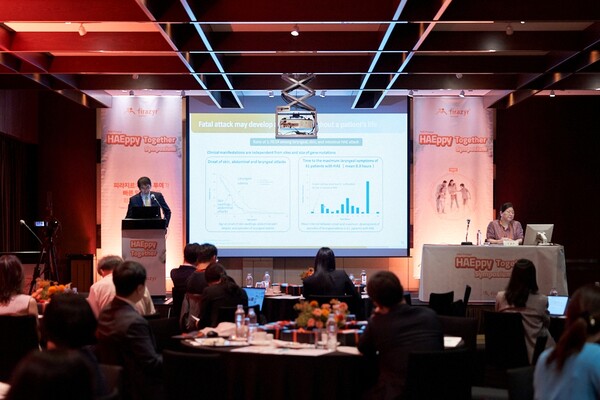 한국다케다제약(대표이사 문희석)은 지난 21일 그랜드 하얏트 호텔에서 유전성 혈관부종(HAE, Hereditary Angioedema)에 대한 최신 지견을 공유하는 ‘해피 투게더 심포지엄(HAEppy Together Symposium)’을 개최했다.