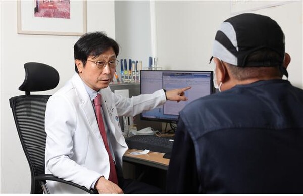 남홍우 센터장이 당뇨병 환자 진료를 보고 있다. 사진 제공=국립중앙의료원