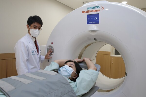 서울아산병원 핵의학과 한상원 교수가 유방암 전이가 의심되는 환자에게 18F-FES PET 검사를 하고 있다(사진제공: 서울아산병원).