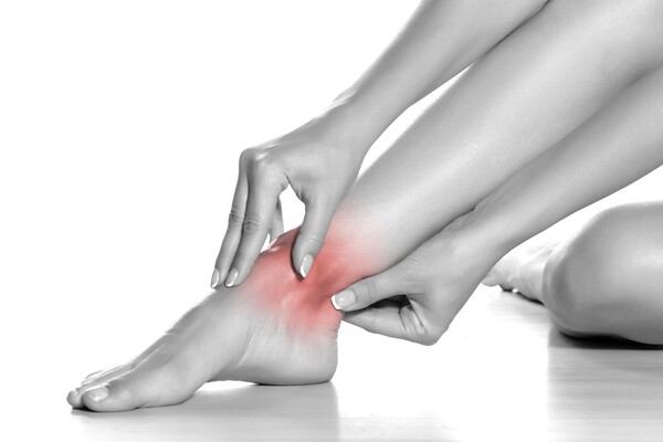 다친 데가 없는데 손발에 타는 듯한 통증을 느끼거나 이유 없이 자주 복통을 호소하는 아이를 보며 꾀병이라고 오인하기 쉽다. 특이하리만큼 땀이 잘 나지 않지만 조금만 뛰어도 죽을 것 같다며 체육시간을 습관적으로 빼먹으려는 아이도 마찬가지다. 별 문제가 아닌 것 같고 아이가 꾀병을 부린다고 생각하는 이런 증상은 유전성희귀질환 '파브리병'을 앓는 아이에게 나타나는 특징이다. 사진 제공=게티이미지