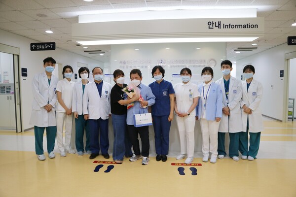 서울대치과병원 부설 장애인치과병원 중앙장애인구강진료센터는 지난 23일 개소 4주년을 맞이해 21일부터 25일까지 내원한 환자들에게 기념품을 전달했다. 사진 제공=서울대치과병원