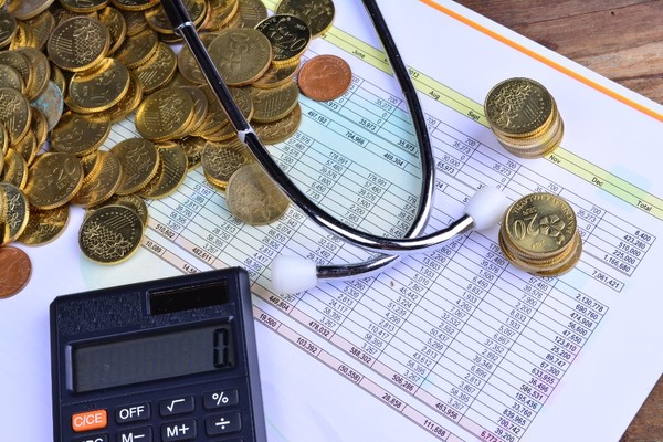 정부가 비급여 관리체계 강화를 위한 방안을 추진하고 있지만 비급여 과잉 진료를 막기 위해서는 보다 직접적인 해결책이 필요하다는 보험업계 주장이 나왔다. 사진 제공=게티이미지