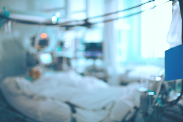 전신농포건선은 급성 악화를 보이는 시기에 발열, 오한, 근육통 같이 마치 몸살 감기를 앓고 있는 것 같은 전신 증상을 동반할 수 있다. 매우 심한 경우에는 호흡 부전이라든지 간이나 심장 기능 이상과 같은 중증 합병증이 동반될 수 있다. 아주 심각한 경우에는 사망에 이르는 위험도 가지고 있는 병인 셈이다. 사진 제공=게티이미지 