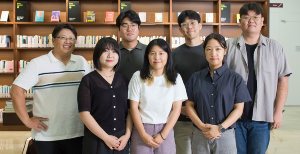 윗줄 왼쪽부터 UNIST 유자형 교수 김상필·김도현·홍성호 연구원, 아랫줄 왼쪽부터 심유정··이재은·박가은 연구원