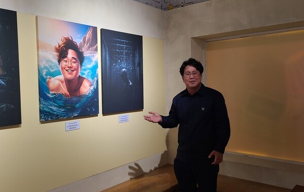 중증아토피연합회 최정현 부대표가 자신의 작품에 대해 설명하고 있다.