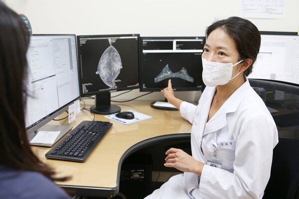 서울아산병원 유방외과 김희정 교수가 진료를 보고 있다. 사진 제공=서울아산병원