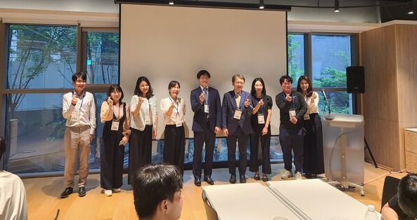 행사가 마무리 된 후 참석한 의료진 5명과 중아연 운영진이 기념 촬영을 하고 있다.