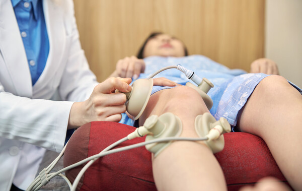 국회예산정책처는 자동차보험 경상환자 과잉진료 해결을 위해 의료기관, 건강보험심사평가원, 보험사 간 관련 정보 공유가 필요하다는 목소리를 냈다. 사진 제공=게티이미지