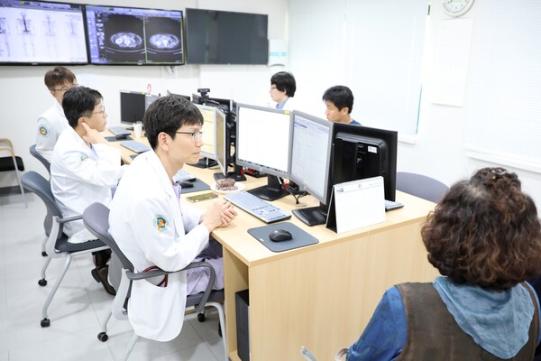 서울아산병원 의료진들이 다학제 진료를 하고 있다.