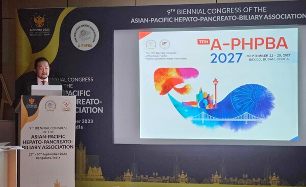 김기훈 조직위원장이 지난 9월 인도 벵갈루루에서 열린 9차 학술대회에서 부산 개최 유치를 위한 발표를 하고 있다. 사진 제공=2027 아시아태평양 간담췌학회 조직위원회-한국간담췌외과학회