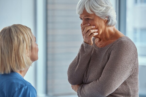 존엄한 웰다잉을 위해 '벼락치기' 방식으로 이뤄지는 현재의 연명의료결정제도에 개선이 이뤄져야 한다는 지적이 나왔다. 사진 제공=게티이미지
