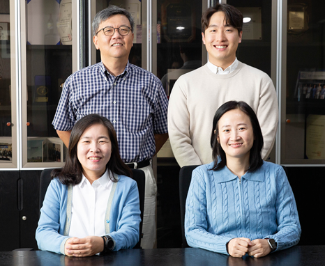 좌측 상단부터 시계 방향 IBS 유전체 항상성 연구단 명경재 단장, 김남우 학생연구원, 박수형 연구기술원, 이은아 연구원