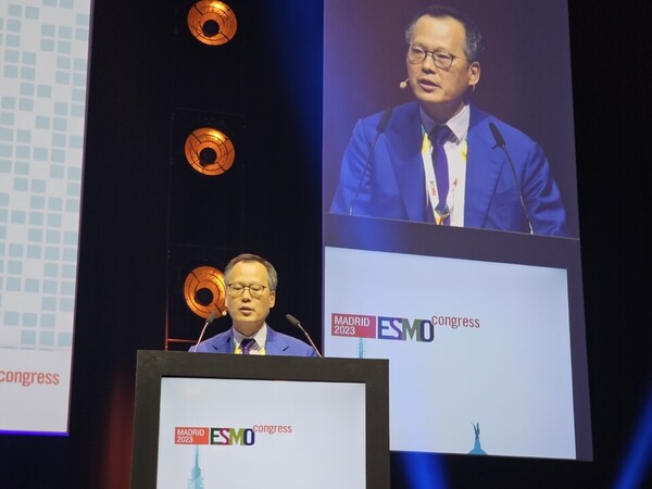 23일(현지시간) 유럽종양학회 연례학술대회(ESMO 2023)에서 연세암병원 조병철 폐암센터장이 MARIPOSA1 임상 데이터를 발표하고 있다. ©청년의사