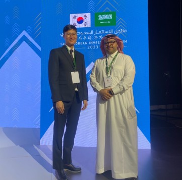 사우디 경제사절단 행사 중 현지 기업과 제품 공급 및 사우디 희귀질환 시장 확장 협력에 대한 MOU를 맺은 쓰리빌리언 금창원 대표