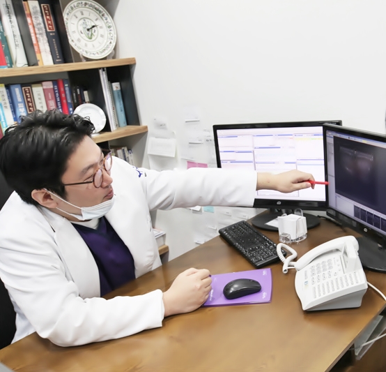 유쾌한비뇨기과 영등포점 이지한 원장이 환자에게 설명하고 있다.