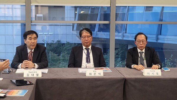 대한재활의학회 이시욱 이사장은 28일 열린 추계학술대회 기자간담회에서 급성기 병원과 요양병원 사이에 유지기 재활치료 단계를 만들어 적극적인 재활치료가 이뤄질 수 있는 환경을 마련해야 한다고 강조했다. ⓒ청년의사