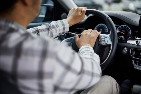암치료를 해도 사회생활이 충분히 가능하지만, 암치료 중에는 조심해야 할 것들이 분명 있다. 그 가운데 하나가 운전인데, 암치료만으로 운전이 불가한 것은 아니지만 때로는 운전을 하지 말아야 할 상황이 있다. 어떤 상황들일까? 사진 출처=게티이미지
