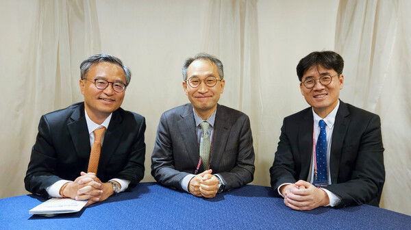 대한내과학회 강석민 총무이사, 박중원 이사장, 김석진 홍보이사. 이들은 내과 위기를 필수의료 위기로 보고 근본적인 지원 대책을 마련해야 한다고 강조했다. ⓒ청년의사