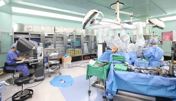 명지병원 산부인과 송용상 교수가 로봇수술을 하고 있다. 사진 제공=명지병원