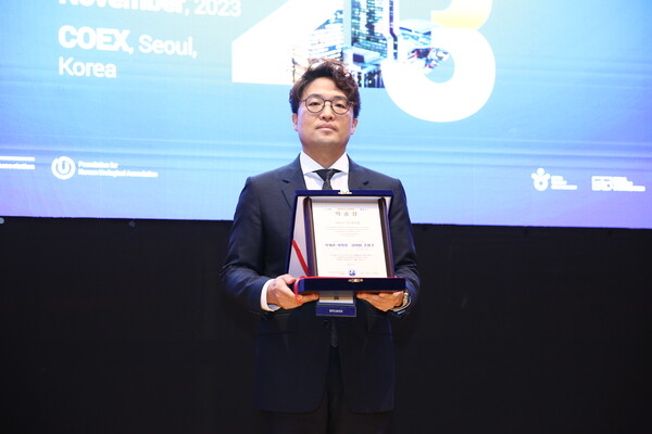 건국대병원 김아람 교수가 대한비뇨의학회 추계학술대회에서 5 알파 환원효소억제제를 복용한 남성은 방광암 유병률과 재발률이 낮은 것을 입증한 연구로 우수 학술상을 수상했다. 사진 제공=건국대병원